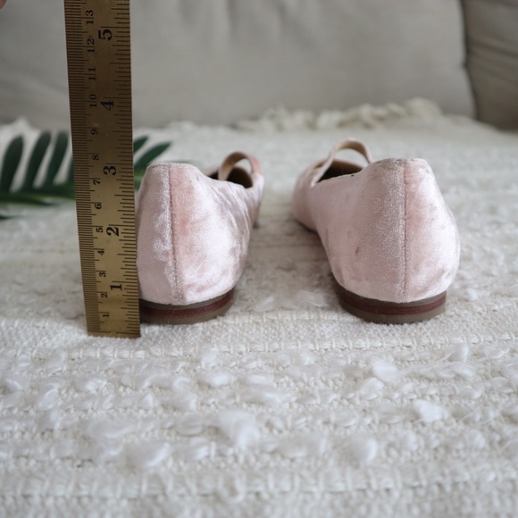 Marc Fisher crushed velvet pointy toe pink flats - Picture 3 of 5